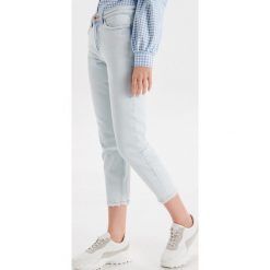 Jeansy Comfort z przetarciami - Niebieski. Jeansy Cropp. W wyprzedaży za 59.99 zł.
