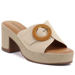 Klapki damskie na słypky beżowe Sabatina 1103-1. Brązowe klapki Sabatina, z aplikacjami, ze skóry ekologicznej, bez obcasa. Za 139.99 zł.