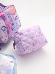 Pikowana kosmetyczka z zawieszką Disney Princess - fioletowy. Fioletowe kufry i kosmetyczki Sinsay, bez wzorów, pikowane, bez dodatków. Za 19.99 zł.