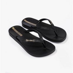 Klapki Ipanema Anat Lolita Fem Damskie. Czarne klapki Ipanema, bez wzorów, z gumy, bez obcasa. Za 73.99 zł.