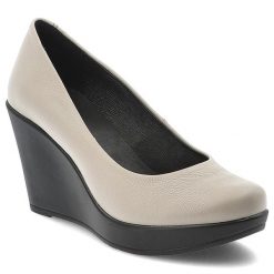 Beżowe Czółenka Karino Eleganckie Obuwie Damskie Na Koturnie. Brązowe czółenka Karino, bez wzorów, bez obcasa, na koturnie, bez zapięcia. Za 369.00 zł.