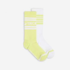 Skarpety do połowy łydki 2 sztuki. Białe skarpety DECATHLON, bez wzorów, z bawełny. Za 39.99 zł.