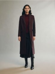 Klasyczny wełniany płaszcz - burgundowy. Czerwone płaszcze Reserved, l, bez wzorów, z tkaniny, bez kaptura. W wyprzedaży za 399.99 zł.