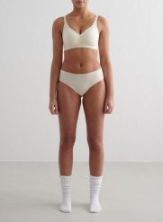 Damskie figi szczotkowane elastyczne, regularny stan Soft Cheeky Hipster białe. Białe figi AIM'N, l, bez wzorów, z elastanu. Za 85.00 zł.