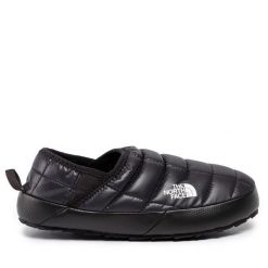 Kapcie The North Face. Czarne obuwie domowe The North Face, bez wzorów, bez zapięcia. Za 255.99 zł.