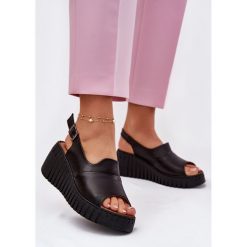 Sandały Damskie Z Naturalnej Skóry Na Koturnie Artiker 54C0791 Czarne. Czarne sandały bez wzorów, ze skóry, eleganckie, bez obcasa, na koturnie, bez zapięcia. Za 338.63 zł.