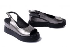 ARTIKER RELAKS 254C0398 srebrny, sandały damskie. Szare sandały Artiker Relaks, bez wzorów, ze skóry, bez obcasa, na koturnie, bez zapięcia. Za 174.93 zł.