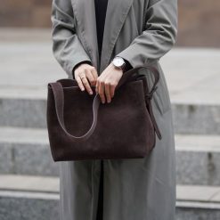 Shopperka skórzana Solier FL38 Sienna czekoladowa. Brązowe shopper Solier, bez wzorów, ze skóry, biznesowe, na ramię, zamszowe, bez dodatków. Za 399.00 zł.