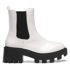 Sztyblety DeeZee. Białe botki DeeZee, bez wzorów, bez obcasa, na słupku, bez zapięcia. Za 179.99 zł.