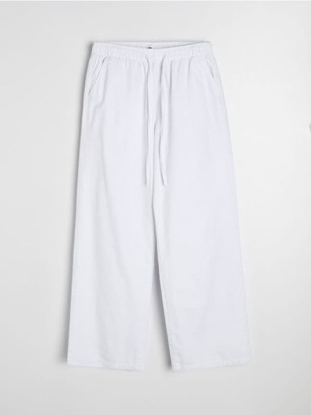 Jeansy joggery wide leg - biały. Białe jeansy Sinsay, bez wzorów. Za 49.99 zł.