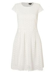 More & More Sukienka w kolorze kremowym rozmiar: 44. Brązowe sukienki More & More, bez wzorów, z koronki, bez kołnierzyka, bez ramiączek, mini. Za 152.99 zł.