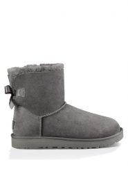 UGG Botki "Mini Baily Bow" w kolorze szarym ze skóry jagnięcej rozmiar: 36. Białe botki UGG, bez wzorów, ze skóry, z okrągłym noskiem, bez obcasa, bez zapięcia. Za 502.76 zł.
