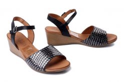 PIAZZA 910273-01 schwarz, sandały damskie. Czarne sandały Piazza, bez wzorów, ze skóry, bez obcasa, na koturnie, bez zapięcia. Za 319.90 zł.