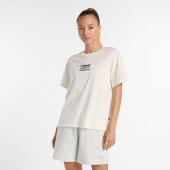 Koszulka damska New Balance WT51541SST – beżowa. Brązowe bluzki New Balance, s, bez wzorów, z bawełny, eleganckie, bez kołnierzyka, bez ramiączek. Za 79.99 zł.