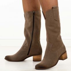 Taupe skórzane Polskie kozaki damskie Deoni D407. Kozaki Deoni, na jesień, z jeansu, bez obcasa, na obcasie, bez zapięcia. Za 599.00 zł.