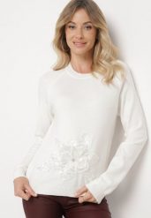 Biały Sweter Ozdobiony Cekinami Koralikami i Cyrkoniami w Kształcie Kwiatka Romiella. Białe swetry Born2be, na zimę, m, bez wzorów, bez ramiączek. Za 89.99 zł.