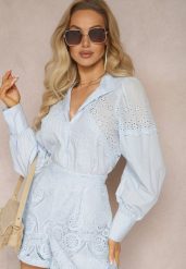 Niebieska Bawełniana Koszula w Stylu Retro ze Stójką Ozdobiona Ażurowymi Wstawkami Hesllema. Niebieskie koszule Renee, l, w ażurowe wzory, z bawełny, eleganckie, bez kołnierzyka, bez ramiączek. Za 129.99 zł.