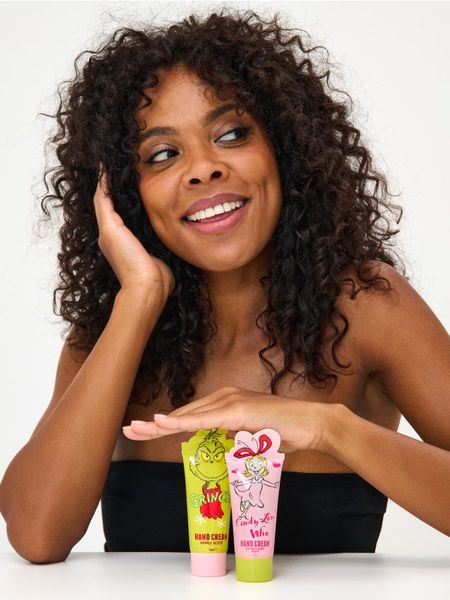 Krem do rąk Grinch - różowy. Dłonie Sinsay. Za 7.99 zł.