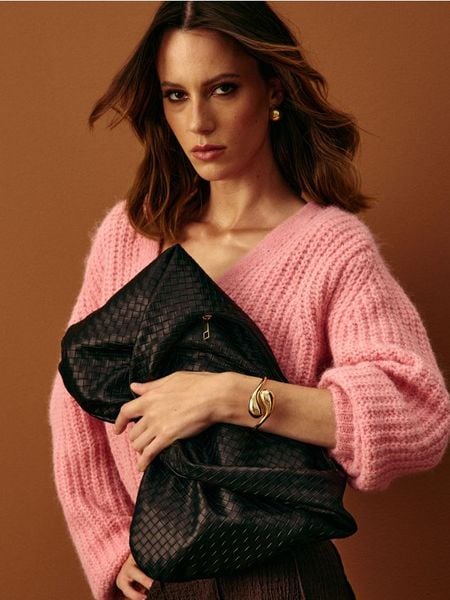 Torebka hobo na ramię z plecionego materiału - czarny. Czarne torby na ramię Sinsay, bez wzorów, na ramię, bez dodatków. Za 39.99 zł.