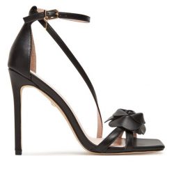 Sandały Marciano Guess. Czarne sandały Marciano Guess, z aplikacjami, bez obcasa, na szpilce, bez zapięcia. Za 939.99 zł.
