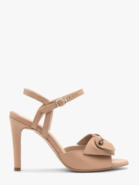Beżowe sandały z odpinaną kokardą. Brązowe sandały Ryłko, bez wzorów, ze skóry, bez obcasa, na szpilce, bez zapięcia. W wyprzedaży za 299.99 zł.