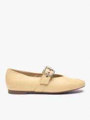 Jasnożółte baleriny Mary Jane z paskiem. Żółte baleriny Ryłko, bez wzorów, ze skóry, z okrągłym noskiem, bez obcasa, na płaskiej podeszwie. Za 349.99 zł.