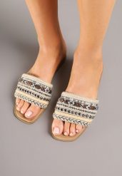 Brązowo-Beżowe Klapki z Plecionką w Stylu Boho i Nitami Karvisa. Brązowe klapki Born2be, bez wzorów, z jeansu, bez obcasa, na płaskiej podeszwie. Za 29.99 zł.