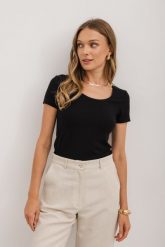 T-SHIRT MARGO CZARNY M - Flawless. Czarne t-shirty Flawless, m, bez wzorów, z dzianiny, bez kołnierzyka, bez ramiączek. Za 210.00 zł.