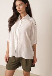 Biała Koszula Oversize z Ażurową Wstawką na Ramionach Heleira. Białe koszule Born2be, z aplikacjami, z jeansu, biznesowe, bez kołnierzyka, bez ramiączek. Za 89.99 zł.