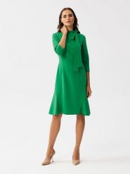 Stylove Sukienka w kolorze zielonym rozmiar: XL. Zielone sukienki Stylove, na co dzień, xl, bez wzorów, bez kołnierzyka, bez ramiączek, midi, proste. Za 259.95 zł.