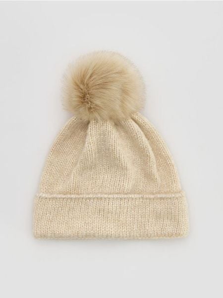 Czapka beanie z pomponem - kremowy. Białe czapki Reserved, bez wzorów. Za 79.99 zł.