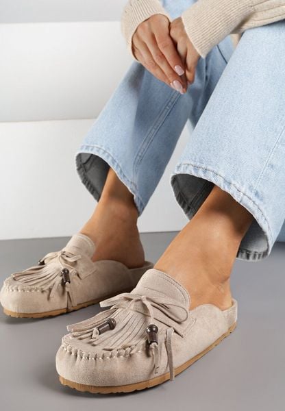 Ciemnobeżowe Klapki Ozdobione Kokardą i Frędzlami Felindrise. Brązowe klapki Renee, z aplikacjami, bez obcasa, na płaskiej podeszwie. Za 109.99 zł.