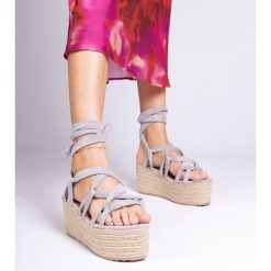 Szare sandały espadryle na wysokiej platformie. Szare sandały bez wzorów, ze skóry, eleganckie, z okrągłym noskiem, bez obcasa, na platformie, bez zapięcia. Za 86.24 zł.
