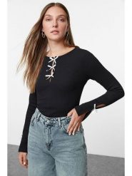 Trendyol Koszulka w kolorze czarnym rozmiar: S. Czarne bluzki Trendyol, s, bez wzorów, z bawełny, bez kołnierzyka, bez ramiączek. Za 56.79 zł.