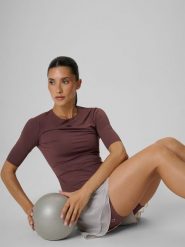 4F Koszulka treningowa slim szybkoschnąca damska - brązowa M. Brązowe bluzki 4f, m, bez wzorów, sportowe, bez kołnierzyka, bez ramiączek. Za 129.99 zł.