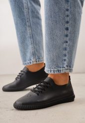 Czarne Minimalistyczne Tenisówki z Imitacji Skóry z Drobną Perforacją Lalosa. Czarne trampki Born2be, bez wzorów, z dzianiny, bez zapięcia. Za 59.99 zł.