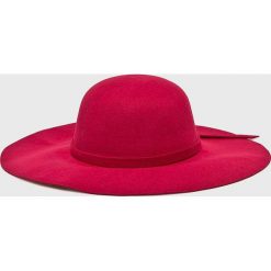 Answear - Kapelusz. Brązowe kapelusze ANSWEAR, bez wzorów, z poliesteru. W wyprzedaży za 24.90 zł.