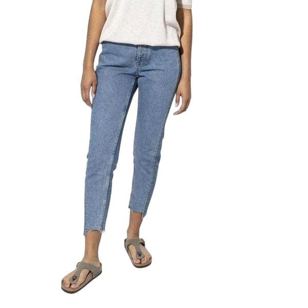 Damskie Skórzane Klapki Gizeh. Białe klapki Birkenstock, bez wzorów, z materiału, bez obcasa, na słupku. Za 319.00 zł.