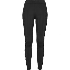 Damskie klasyczne legginsy miejskie w prążki. Czarne legginsy Urban Classics, bez wzorów. Za 160.50 zł.