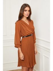 L'armoire de Suzette Sukienka w kolorze karmelowym rozmiar: 38/40. Brązowe sukienki L'armoire de Suzette, l, bez wzorów, ze skóry, klasyczne, bez kołnierzyka, bez ramiączek, midi. Za 165.31 zł.