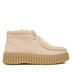 Trzewiki Clarks. Brązowe botki Clarks, bez wzorów, bez obcasa, na płaskiej podeszwie, bez zapięcia. Za 569.99 zł.