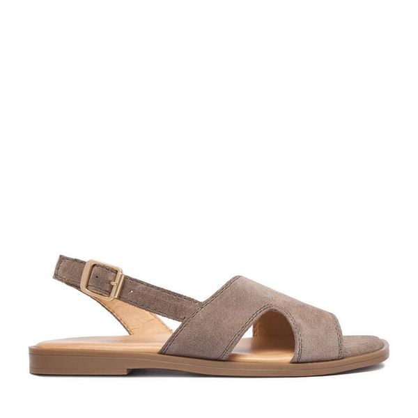 Sandały Lasocki. Brązowe sandały Lasocki, bez wzorów, bez obcasa, na płaskiej podeszwie, bez zapięcia. Za 139.99 zł.
