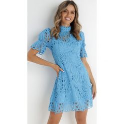 Niebieska Sukienka Adoneus. Niebieskie sukienki Born2be, na imprezę, m, bez wzorów, z koronki, klasyczne, bez kołnierzyka, bez ramiączek, midi. Za 169.99 zł.