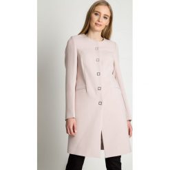 Elegancki wiosenny płaszcz w kolorze pudrowego różu INNA MARKA. Czerwone płaszcze Inna marka, z aplikacjami, bez kaptura. W wyprzedaży za 349.00 zł.