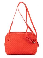 Bottega Veneta Skórzana torebka w kolorze czerwonym - 22 x 19 x 4 cm rozmiar: onesize. Czerwone torby na ramię Bottega Veneta, bez wzorów, z materiału, na ramię, bez dodatków. Za 4,493.99 zł.