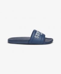Superdry Klapki Destination Pool z poduszkowanym paskiem – Mariner Navy. Niebieskie klapki Superdry, bez wzorów, z poliesteru, bez obcasa. Za 122.60 zł.