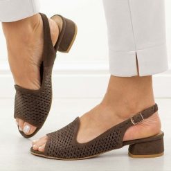 Czekoladowe ażurowe skórzane Polskie sandały damskie na obcasie Deoni D521C. Brązowe sandały Deoni, w ażurowe wzory, ze skóry, eleganckie, bez obcasa, na obcasie, bez zapięcia. Za 419.00 zł.