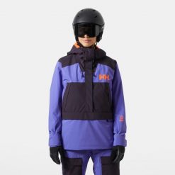 Damska kurtka narciarska Helly Hansen Powchaser Anorak. Fioletowe kurtki narciarskie Helly Hansen, bez wzorów, bez kaptura, narciarskie. W wyprzedaży za 1,002.50 zł.