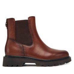 Botki Tamaris. Brązowe botki Tamaris, bez wzorów, bez obcasa, na płaskiej podeszwie, bez zapięcia. Za 489.99 zł.