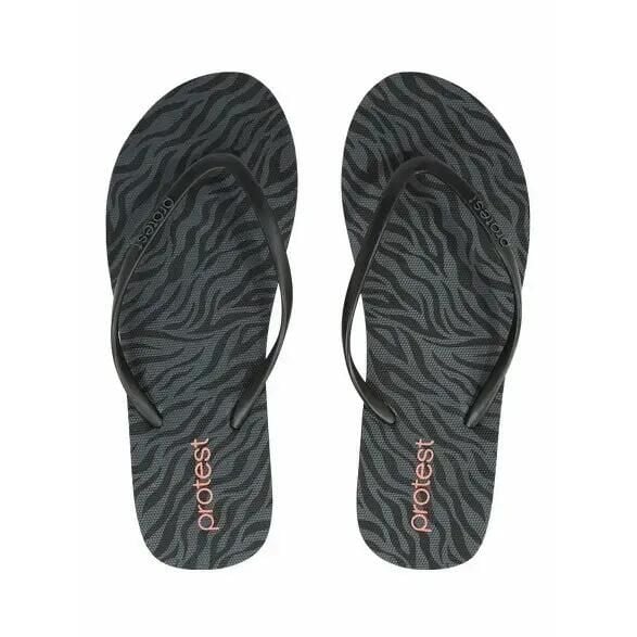 Klapki damskie Protest PRTISABELITA slaps. Czarne klapki Protest, bez wzorów, bez obcasa. Za 59.99 zł.